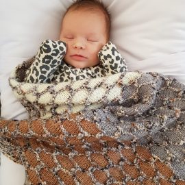 Beehive Baby Blanket knit kit by Cowgirlblues